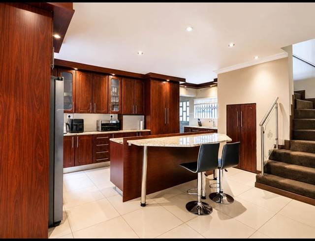 3 BEDROOM HOUSE FOR SALE IN MIDSTREAM ESTATE